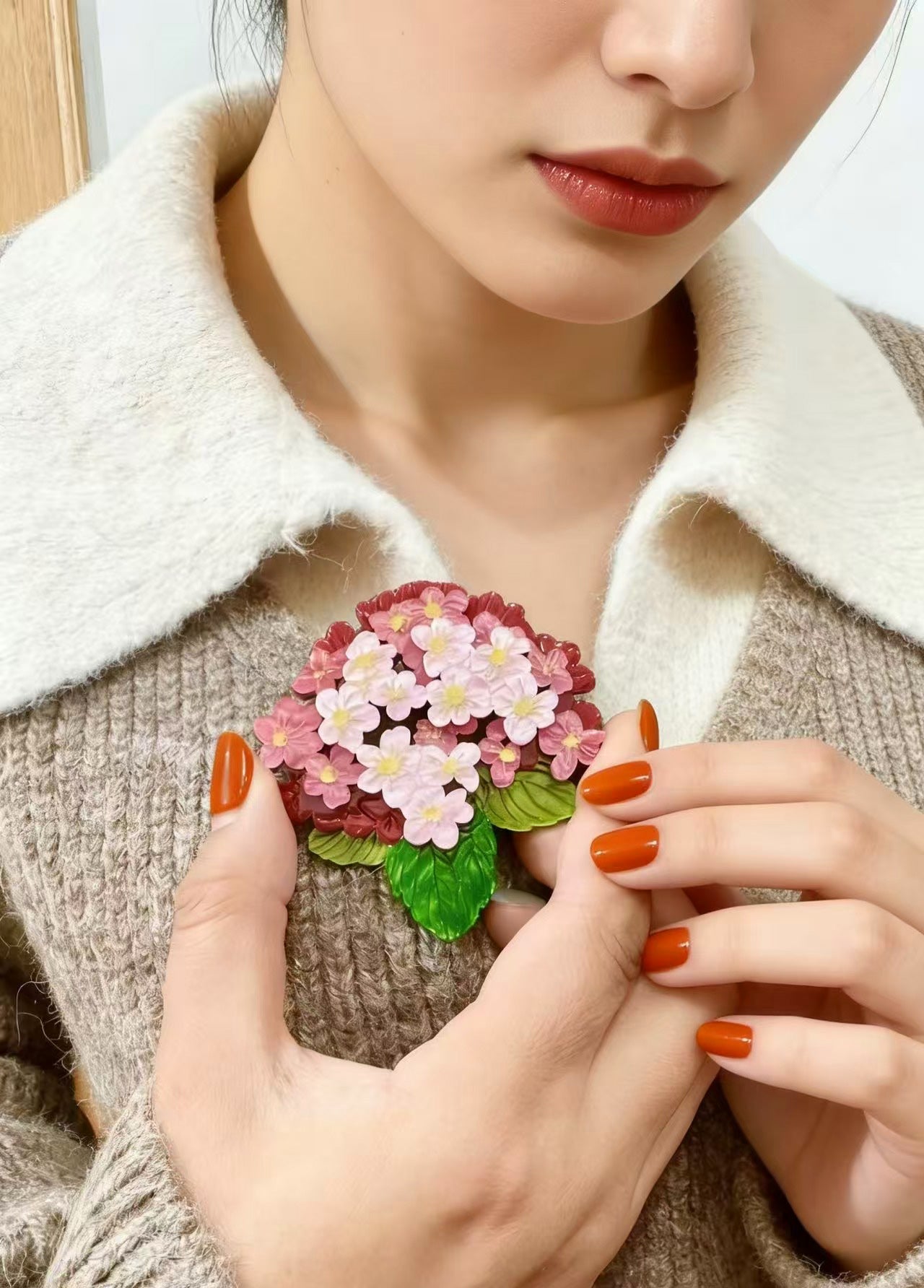 Broche de acrílico de hortensia