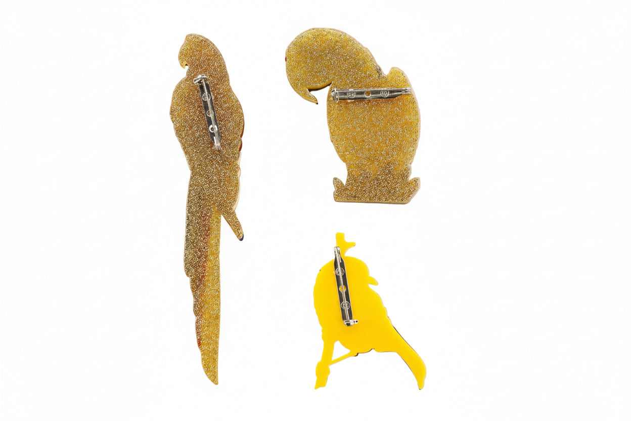 Farbenfrohe Ara- oder Eisvogel-Brosche