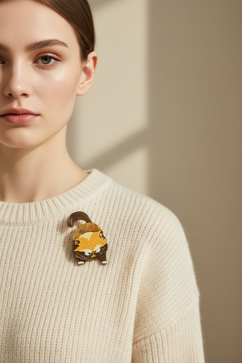 Broche de acrílico de Kitty Enojada Cruzada